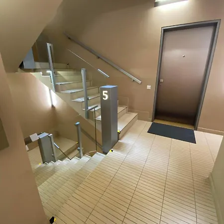 Spacious Near Center With Balcony And Garage Parking شقة *