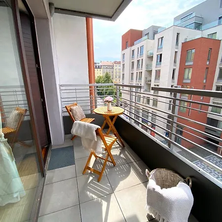 Spacious Near Center With Balcony And Garage Parking شقة براغ