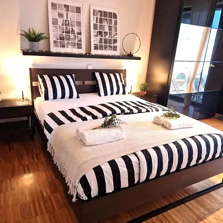 شقة Spacious Near Center With Balcony And Garage Parking *