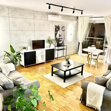 شقة Spacious Near Center With Balcony And Garage Parking براغ