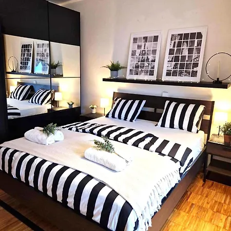 Spacious Near Center With Balcony And Garage Parking * Прага