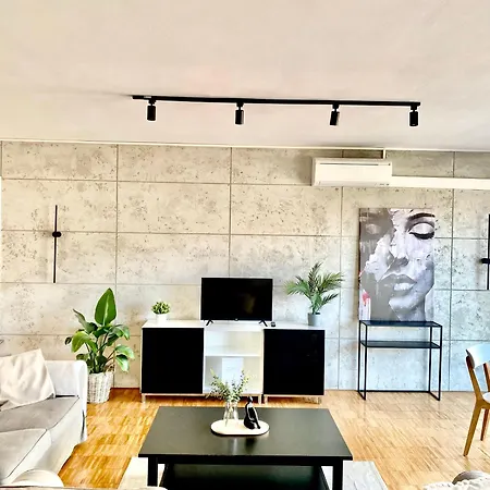Apartment Spacious Near Center With Balcony And Garage Parking