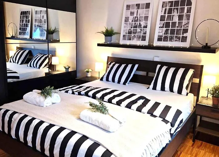 Spacious Near Center With Balcony And Garage Parking * Praga