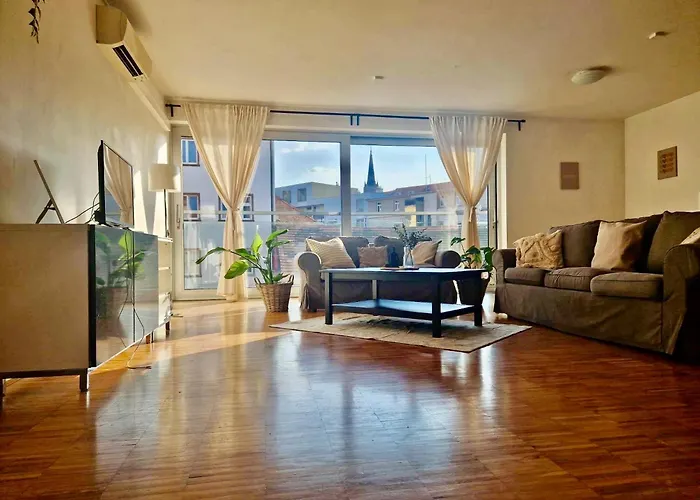 Spacious Near Center With Balcony And Garage Parking * Praga