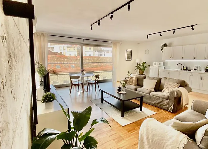 Spacious Near Center With Balcony And Garage Parking Apartament