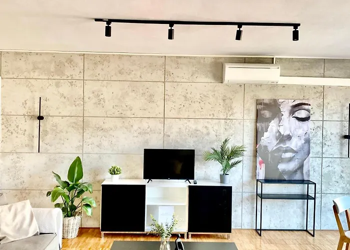 Apartament Spacious Near Center With Balcony And Garage Parking