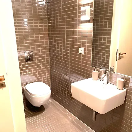 Appartement Spacious Near Center With Balcony And Garage Parking *