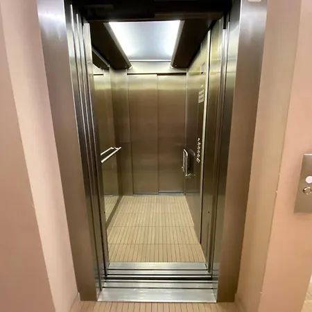 Spacious Near Center With Balcony And Garage Parking * Praag