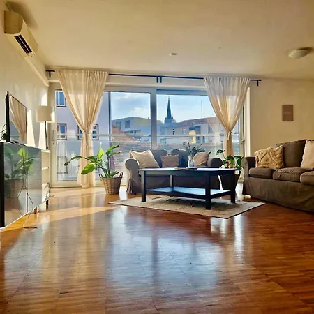 Spacious Near Center With Balcony And Garage Parking * 프라하